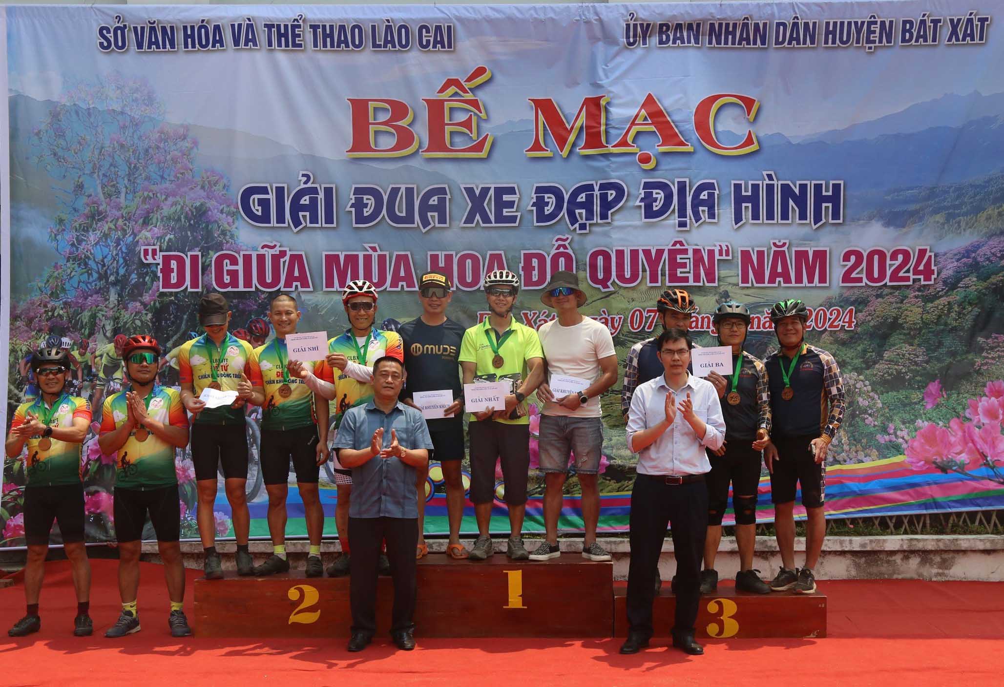 Câu lạc bộ xe đạp Long Tỷ Phùng giành huy chương Đồng đồng đội nam